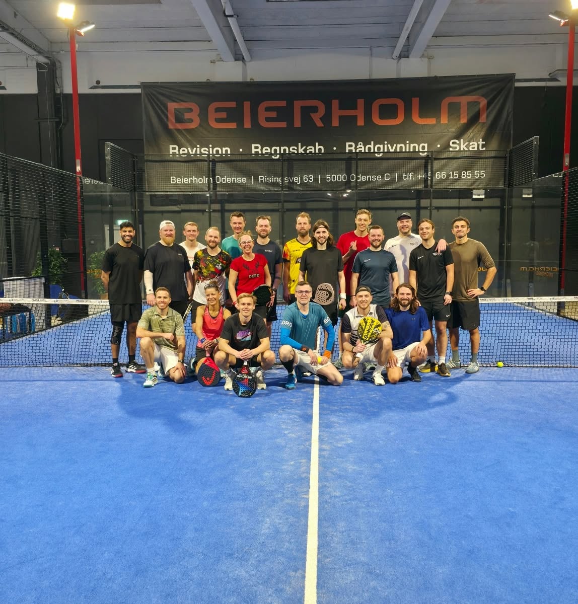 Odense Padel Club fællesbillede på padelbanen